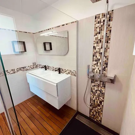 Σπίτι διακοπών Beautiful New House Near And Train Station