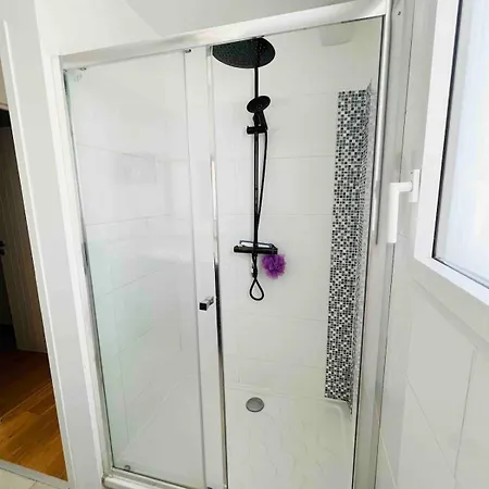 Σπίτι διακοπών Beautiful New House Near And Train Station