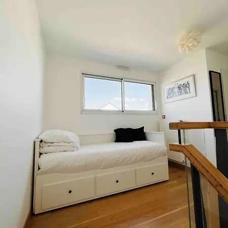 Σπίτι διακοπών Beautiful New House Near And Train Station